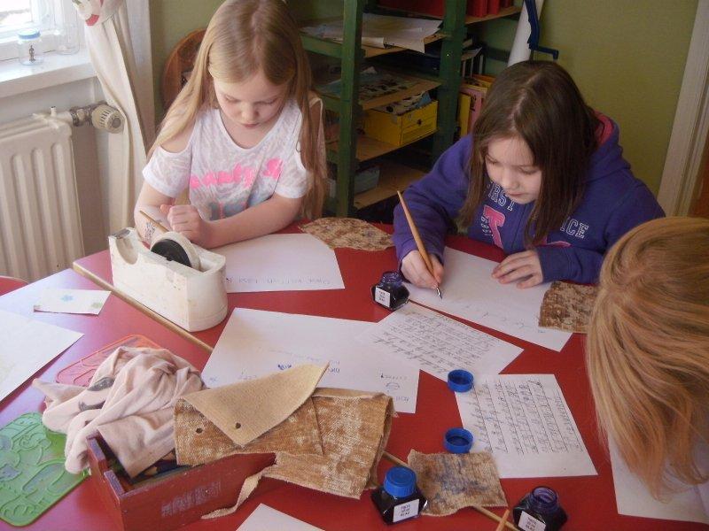 Kaksi tyttöä tekee läksyjä iltapäiväkerhossa.