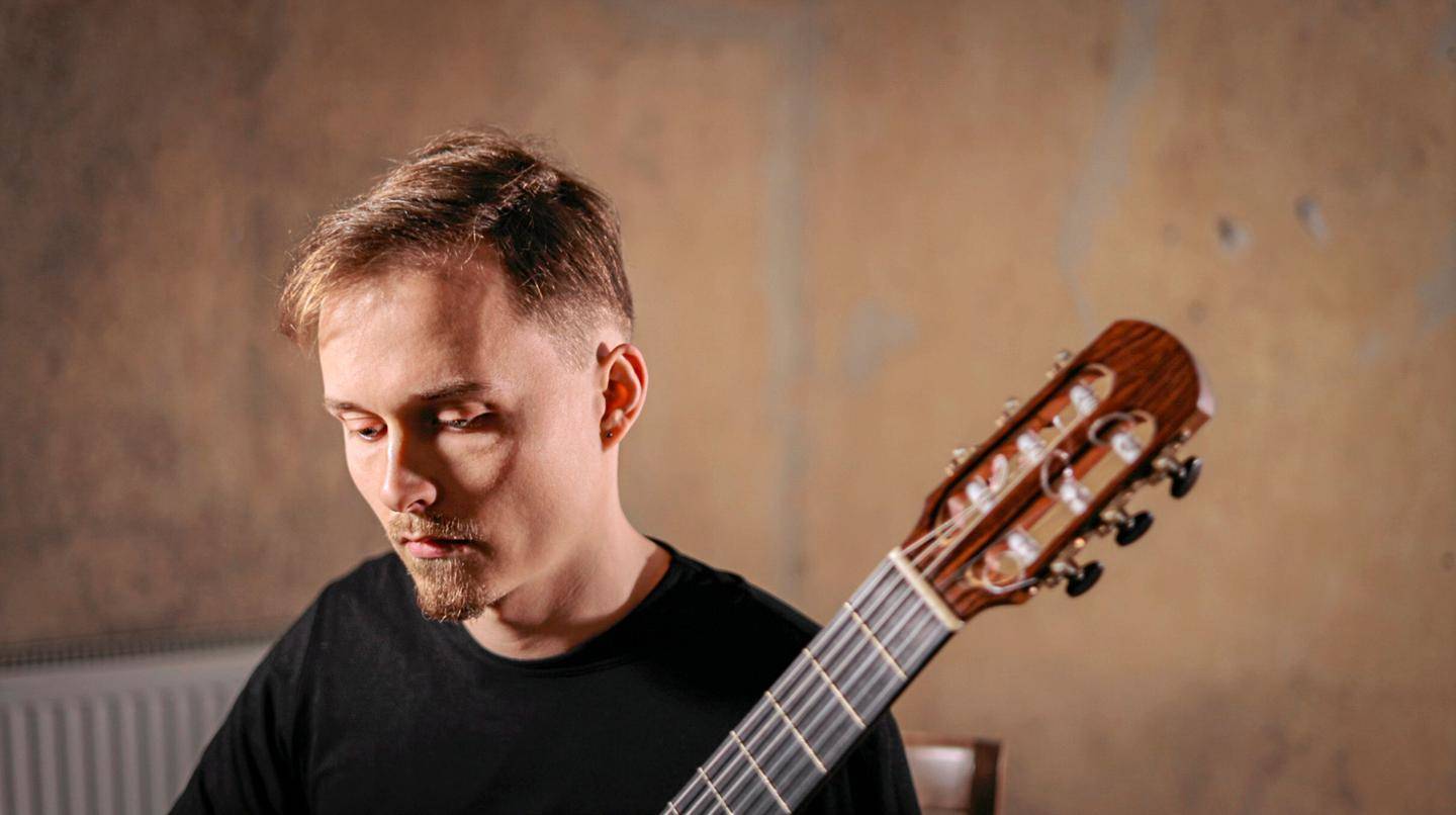 Santeri Rautiainen soittaa kitaraa.