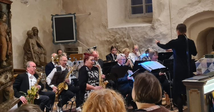 Pohjan puhallinorkesterin soittajia kirkossa