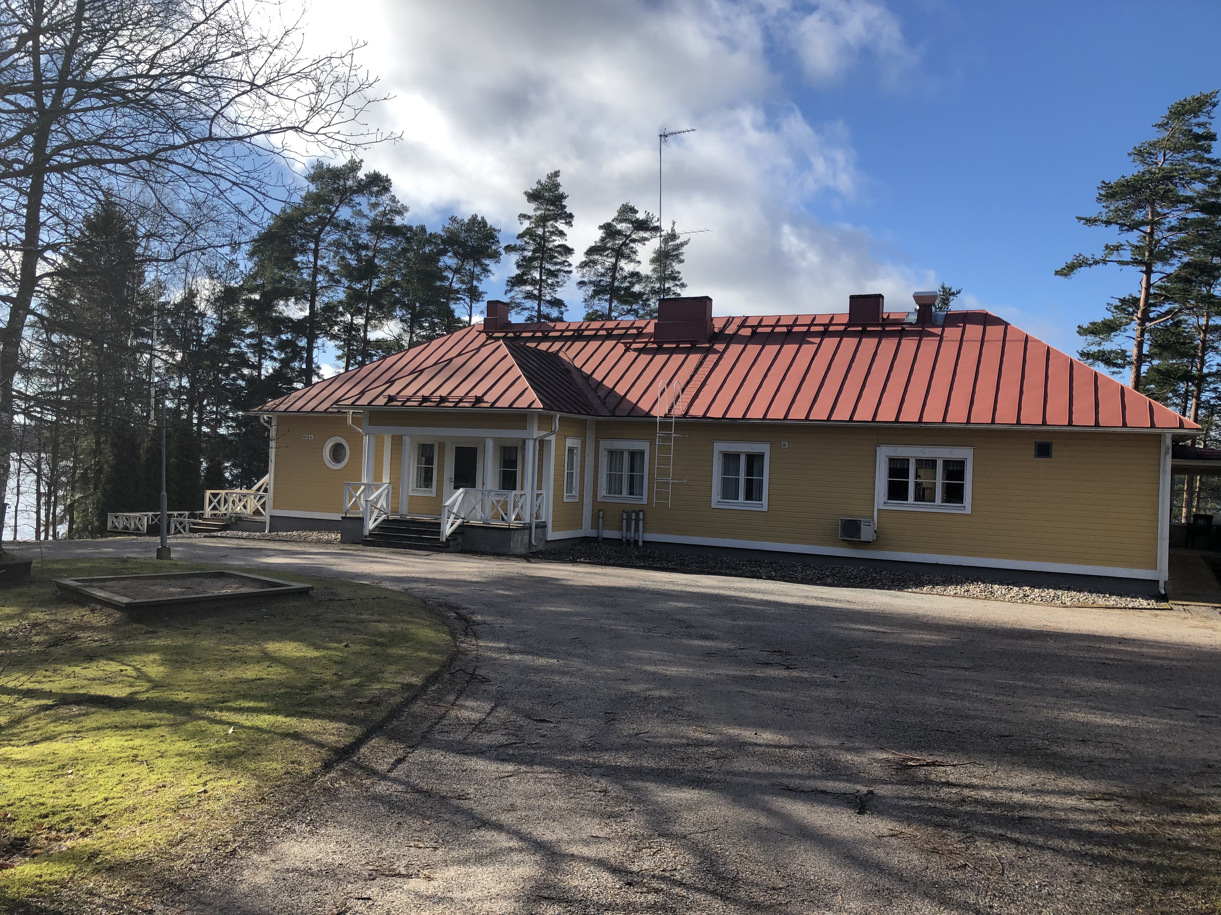 Leiripäivä lapsille Keltainen iso talo ja etupiha