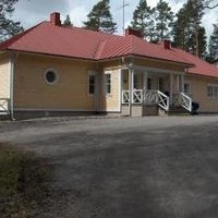 Rosvik -leirikeskuksen kuva, keltainen puutalo