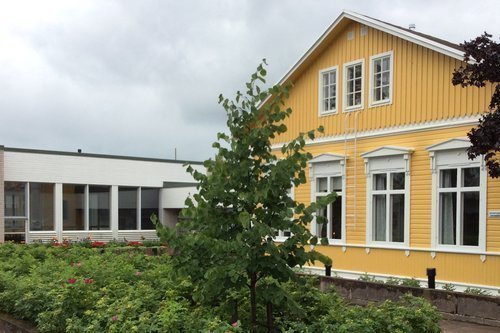 Tammisaaren seurakuntakoti Tammisaaren seurakuntakoti, keltainen puurakennus ja harmaa rapattu laajennusosa