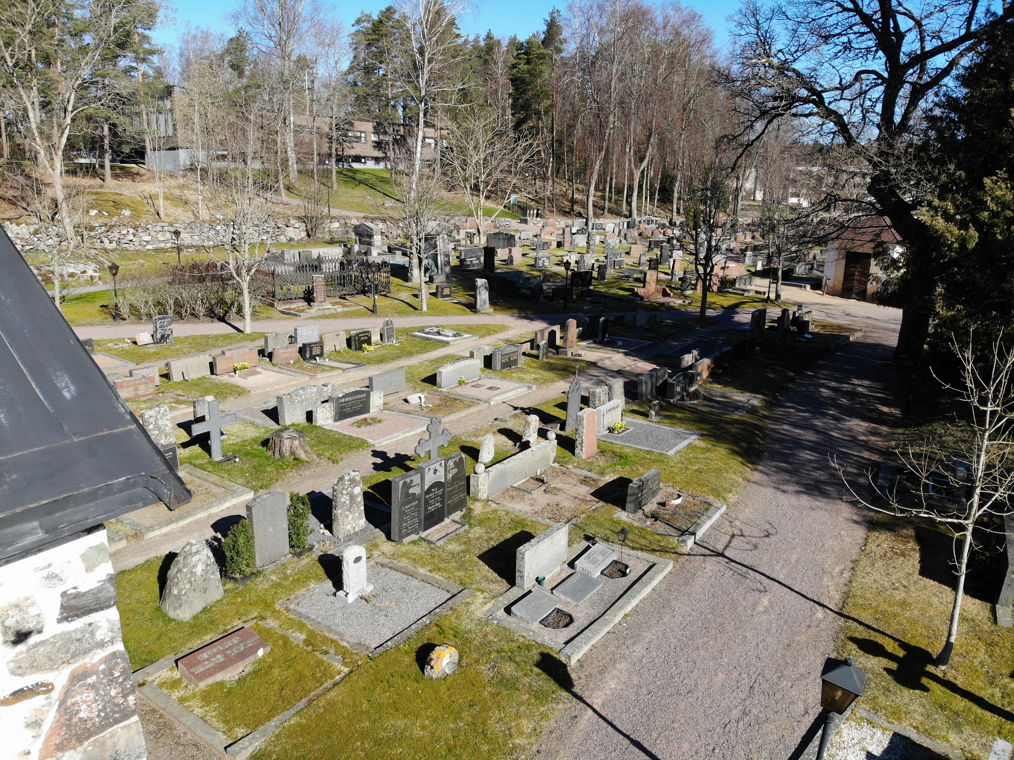 Pyhän Marian hautausmaan hautarivistöjä ilmasta kuvattuna