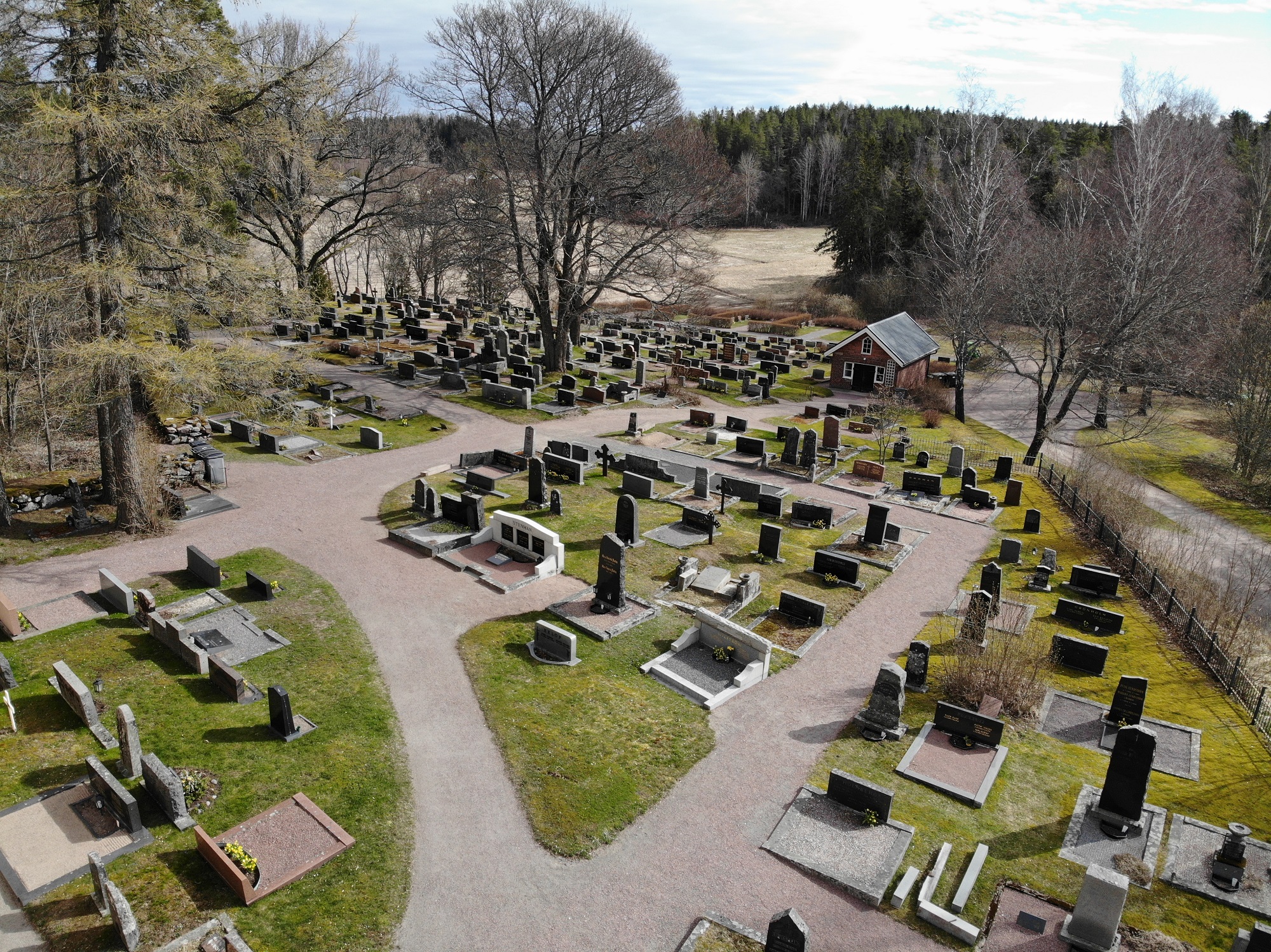 Snappertunan hautausmaan hautarivistöjä ilmasta kuvattuna