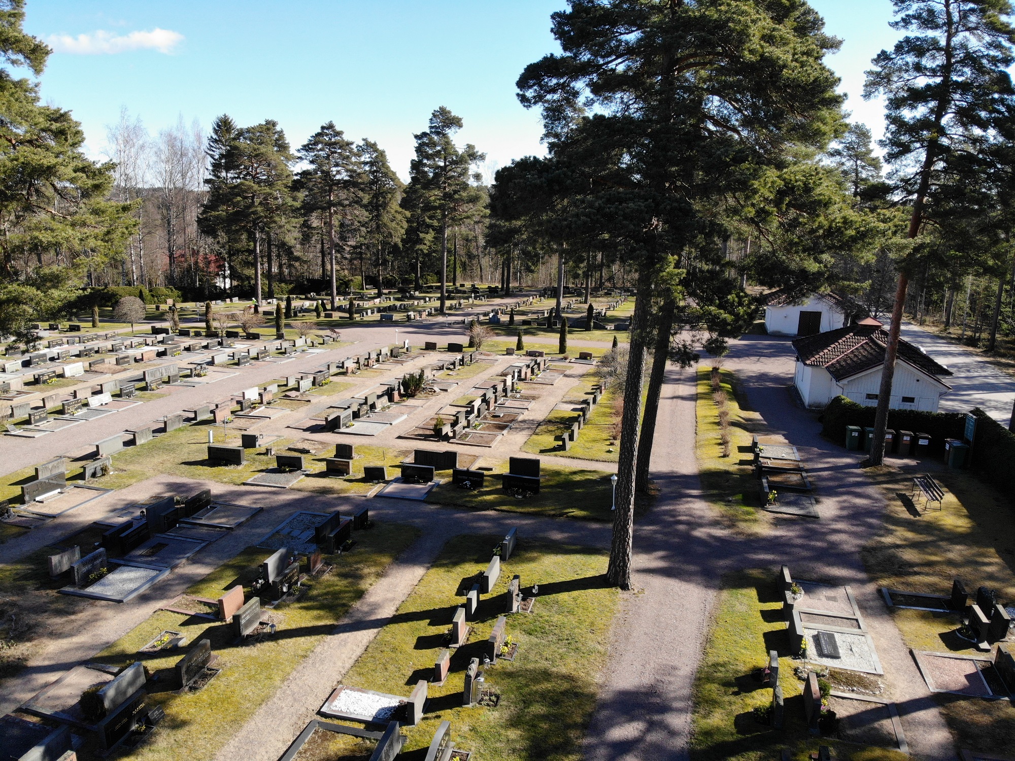 Ramskullan hautausmaan hautarivistöjä ilmasta kuvattuna