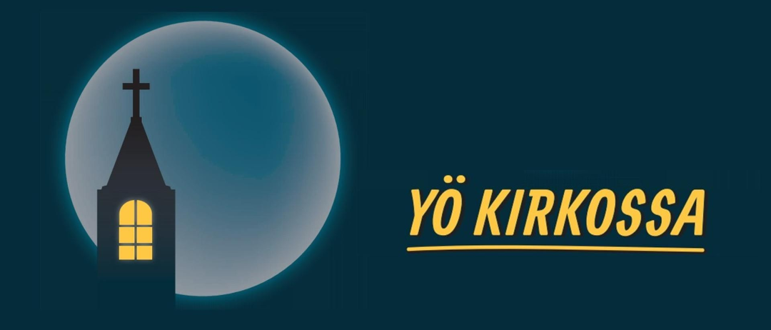 Kirkontorni kuunvalossa ja teksti YÖ KIRKOSSA