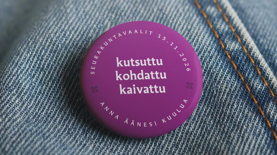 farkkukankaassa rintanappi, jossa lukee: kutsuttu, kohdattu, kaivattu, seurakuntavaalit 15.11.2026, anna äänesi kuulua
